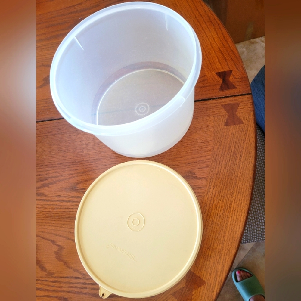 Tupperware 1 gallon container with lid excellant condition
